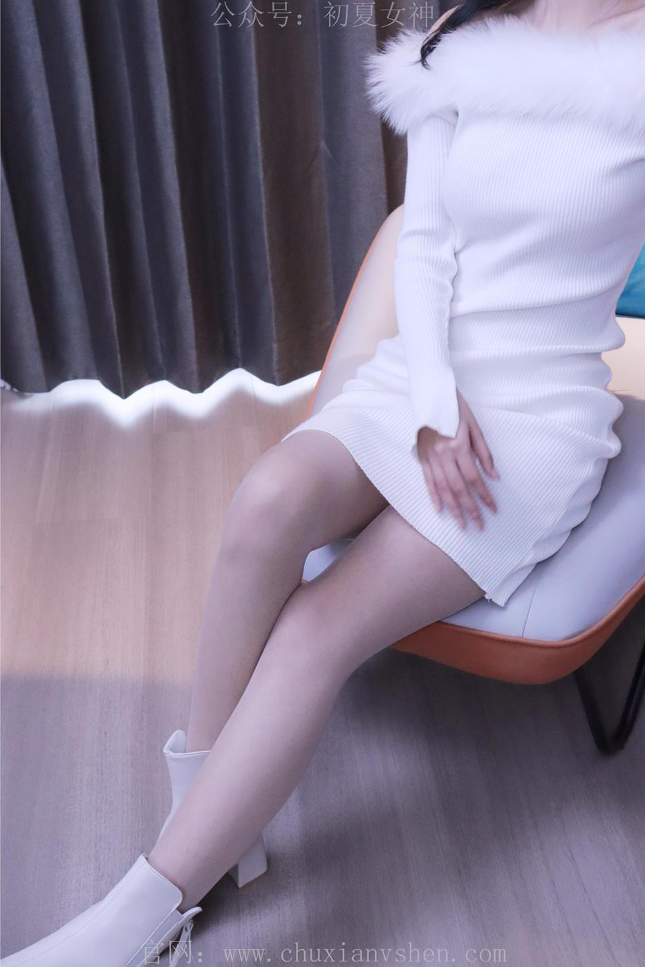 初夏女神 NO.010 依依 2022款白色毛领连衣裙搭白色短靴[147P/1V/5.55GB]